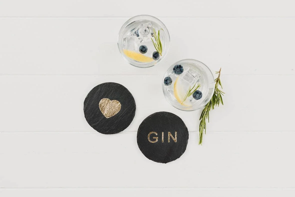 Onderzetters LOVE GIN - Gegraveerd - Leisteen - Just Slate Company Scotland - Afbeelding 3